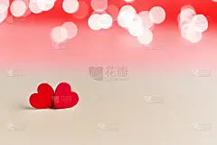 两颗红心，白底配灯。情人节，爱情，浪漫，约会概念与拷贝空间。库存照片情人节卡片，模板。