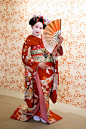 日本の折りたたみファンとポーズをとる舞子の女の子 - kimono ストックフォトと画像