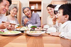 吃,家庭,中国食品,吃饭,挨着_2d81105f6_一家人享受快乐用餐时光_创意图片_Getty Images China