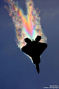之前twitter上爆火的“F-22战机月光蝶发动”（图1），实际上是一种名为“飞机彩虹”的现象，大家如果搜rainbow contrails的话，还可以发现不少类似的效果，不过是以大型客机居多——说到底还是大自然鬼斧神工呀(@iGUNPLA)
