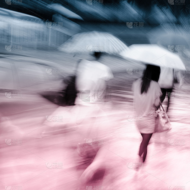 大城市的人在雨天走在路上