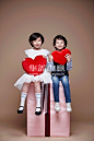 人,亚洲人,未成年学生,外立面,心型_gic6393894_A boy and girl sitting on the gift box with heart_创意图片_Getty Images China