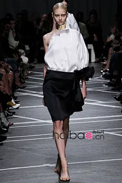 【纪梵希】“我愿做个Givenchy式修女”！纪梵希 (Givenchy) 2013春夏女装秀大图 视频，海报时尚携手连卡佛 (Lane Crawford) 第一时间带你亲临2013春夏巴黎时装周_海报时尚