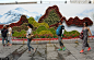 2017年5月14日，北京天高云淡,在西单街头，一组运用垂直绿化系统结合时令花卉的立体工艺植物生态墙完工亮相，庆贺“一带一路”高峰论坛召开。