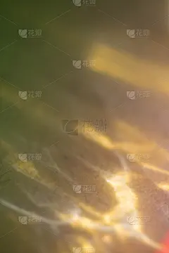 黄色水灯漏光
