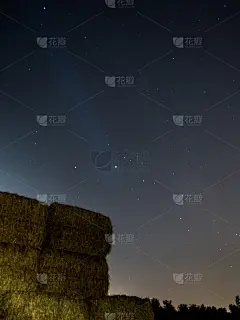 长时间曝光的夜景，孤立的方形干草堆在农村农田-以色列