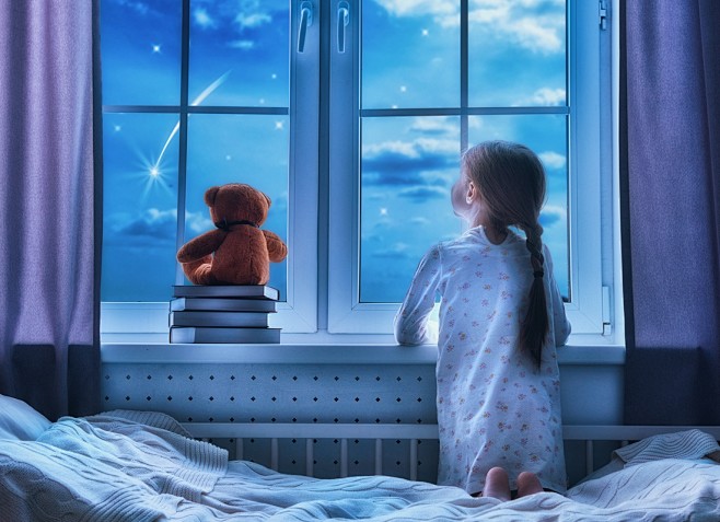 8张儿童透过窗户看星空的温馨家庭高清图片...