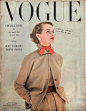 #Studio6时光机#《Vogue》，这本将视点放在全世界的杂志，被奉为世界的时尚圣典（Fashion Bible）。1892年，第一期美版《Vogue》诞生，古典唯美和极至奢华成为当时的主流文化；超模Cindy Crawford、Naomi Campbell等陆续成为封面人物。在早期封面中，手插画形式也代表了当时的《Vogue》。基于“高格调、非大众”的定位，《Vogue》掀起了全世界的时装潮流。乘着时光机，纵观《Vogue》经典封面，在创意与时髦的领域中，感受时尚带给你的冲击。
