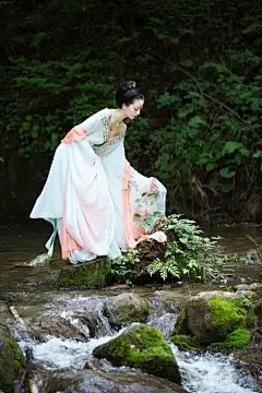 长安细雨.沐浴着太平.大明宫景.多少宿命.回首遥望苍穹下.世事浮沉.无常无情.终我一生.难寻太平.我怀抱着出生时的激情步入另外一个世界.我凭直觉感到那是一个更优美的所在……我的死亡像我的出生那样.终止了长安城漫天的淫雨.并且又一次为大唐带来了太平。