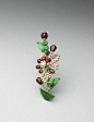 清代珠翠宝石金簪，由碧玉、珍珠与红宝石以细铁丝串联而成。全器作花卉外形，以碧玉做叶子，红宝石为花瓣，加饰珍珠於其上。
