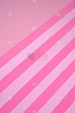 粉条纹纸背景在柔和的颜色。几何背景。论文文摘纹理。包装纸。阻塞的背景颜色。明亮的粉红色条纹棒棒糖背景