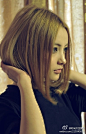 [] 时尚女生指南【美容小技巧】用吹风机吹干头发的时候，可以向着侧后方梳理头发，而吹头顶的头发时，最好弯下腰让头发垂直冲下，这样吹出的头发会有蓬松的质感，不会再无精打采地贴在头皮上了。来自:新浪微博
