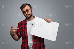 自信的家伙指着空白