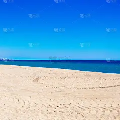 海滩和柔软的海浪蓝色的海洋。夏天和沙土背景。五颜六色的船和空旷的海滩