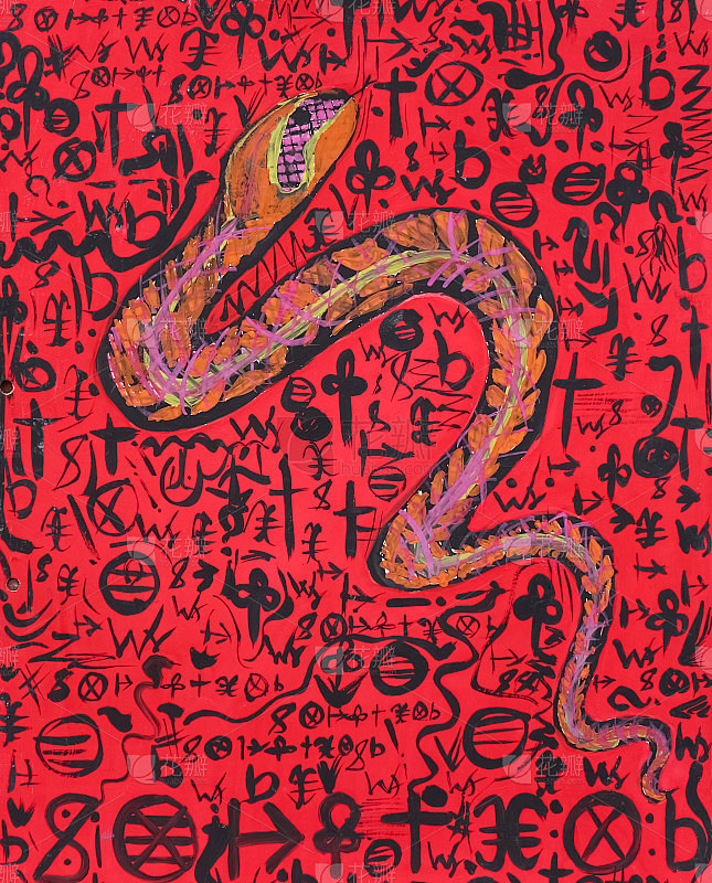 画在红色背景上有象形文字的蛇。一条美丽而...