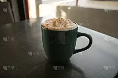 早会咖啡店的高级拿铁咖啡