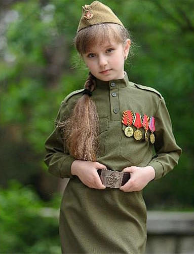 组图：俄罗斯长腿小萝莉扮成苏军玩军装秀_...