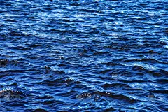 壁纸背景上的河流波浪在水面或海浪