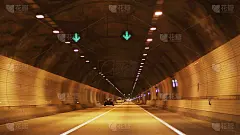 汽车正通过隧道。
