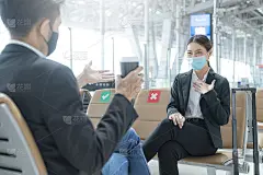 商人和女性带着口罩保护，在机场候机楼与社会距离座位随意会面，新生活方式的商业理念_51345301_5134530111