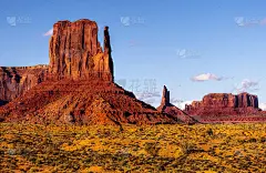 Oljato-Monument Valley Navajo部落公园的许多独特的岩层，是红色沙漠的热门