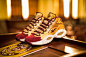 ShoeGaze-淘宝达人：新泽西知名球鞋店铺 Packer Shoes 日前发布了与 Reebok 全新联名鞋款 Reebok Question Mid，可谓 2014 年底收官大作。此番 Packer Shoes 以当地篮球名校 Saint Anthony 高中为设计主题，并向球队在 2007-2008 赛季的不败傲人战绩致敬。