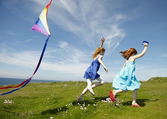 两小女孩野外放风筝图片 - 设计前沿