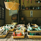日本女孩Kajico的一组悠闲漫步日本街头的摄影作品《那些小资的杂货铺》，Kajico用这些照片，带领着我们一一走过夏日午后静谧的小店，从中我们会看到一些漂亮的日式店铺装饰摆设技巧，和特色的风情。[Hany出品，喜欢分享]
