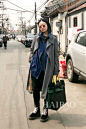 造型师Lucia Liu北京街拍：身着博柏利 (Burberry) 肯辛顿版型长款风衣，搭配大号Belt包。