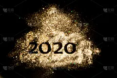 2020年新年快乐。创意拼贴数字2和零组成了2020年。美丽闪闪的金色数字2020在黑色的背景设计。