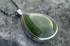精美的古董玉石翡翠挂件摄影图片