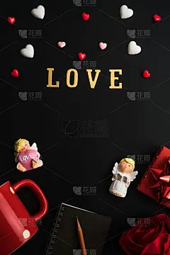 平视图的记事本与情人心和装饰在黑暗的背景与复制空间。爱的象征。情人节快乐的背景。情人节概念。