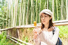在日本京都吃饺子的亚洲女人