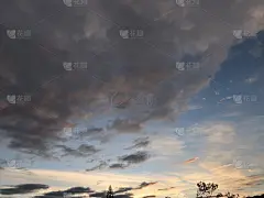 背景与魔法的天空和云彩在黎明，日出，日落