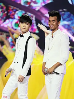 20140904 湖南卫视中秋晚会 12P 于总走名模范；3P七七表情包一枚；4P是翻了好久找到的，然后把腿截掉了，你们懂的；567P 田七偶像剧；8P说好的国共呢；9P太精彩，@于湉 @宁桓宇 @Zz张阳阳zZ @付梦妮 @杨洋yy68 @汪小敏 六个人18种画风。祝大家周末愉快。