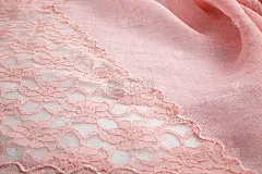 珊瑚色背景的豪华布料或波浪褶皱的垃圾丝绸质地缎天鹅绒