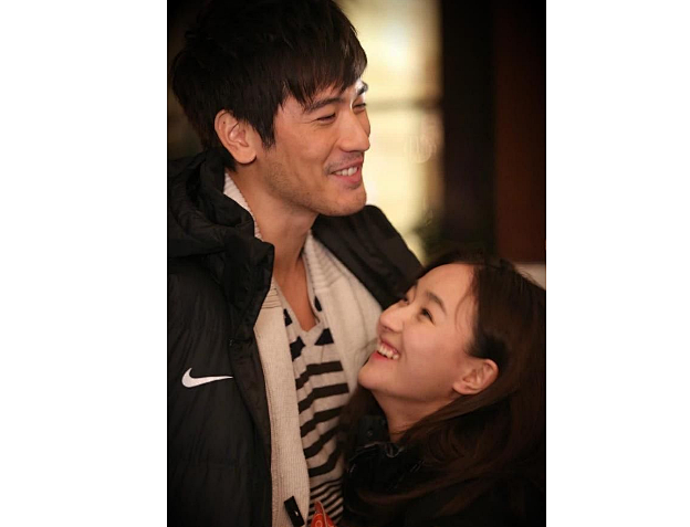 高以翔的银幕cp焦俊艳久违露面一身黑沉默不语表情木讷很悲伤快资讯快