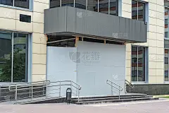 商业中心大楼的入口用胶合板护盾封起来了。在封闭的建筑物中有路障的入口
