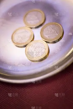 欧元硬币在餐厅的金属托盘上兑换钱支付餐费。