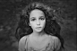 那纯净的眼神让人难以抗拒，来自美国女摄影师Alina Mayboroda的一组黑白儿童肖像照片
