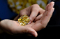重8.41克拉绝美粉钻拍出1777万美元（高清组图） -国际频道-新华网  这枚重100.09克拉的黄钻于今年5月以1600万美元的价格成交。
