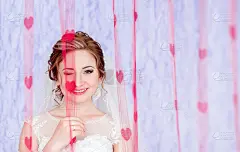 美丽的新娘。婚礼的发型和化妆。网站标题设计的横幅文字的空白空间。结婚的概念。的心。情人节或婚礼请柬的