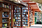 巴慈书园Bart’s Books
美国，加州
这是世界上最大的露天书店！巴慈书园除了把价钱较昂贵的珍本书摆在三间小屋外，其余十多万册二手书全部陈列在户外的开放书架上，就像一件件有趣的装置艺术一般～