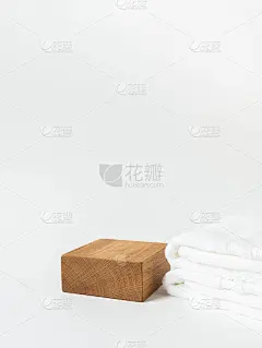 产品展示的空木方台。陈列架和白毛巾
