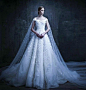 来自迪拜的Drama派高级定制婚纱Michael Cinco，浮夸华丽的魔幻风格，夸张的裙摆和精雕细琢的背部装饰，让人惊艳