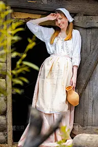 快乐微笑的可爱白种金发女孩的肖像与粘土罐在自然户外摆姿势。垂直组成