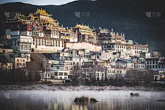 云南香格里拉甘丹寺湖上的晨雾