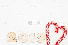 心形糖果和符号数字2019年在白色的背景，简单的flatlay贺卡的新年。有选择性的重点