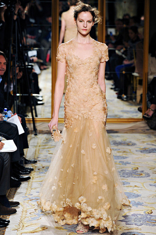 Marchesa FW 2012。裸色花...