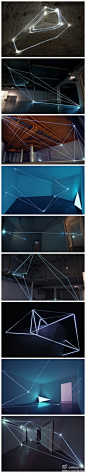 #与光有关#意大利艺术家 Carlo Bernardini 的作品专注于视觉空间的多样性和延续，并深入地研究线条和单色调之间的辩证关系。从1996年起，Bernardini开始在订点作品中采用光纤，借以光为切割空间和创造层次感的工具。在他的一系列艺术装置中，线性的光纤以简单的几何形状组合，并将黑暗的单一空间点亮